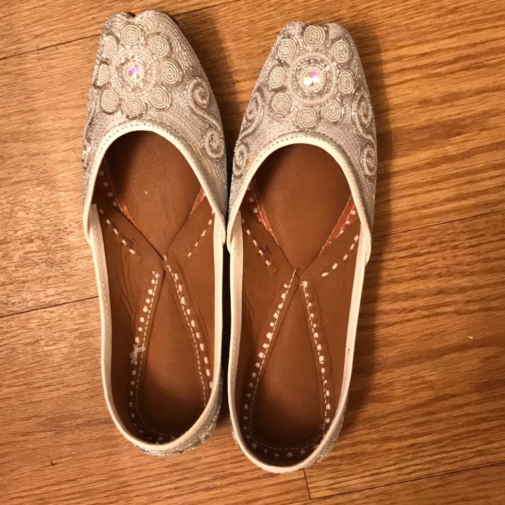 Beads Embroidered flats in white and silver